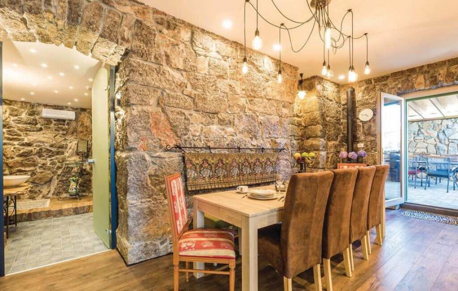 Rustikálny jedálenský kút vily H1461 neďaleko Opatije, Chorvátsko.