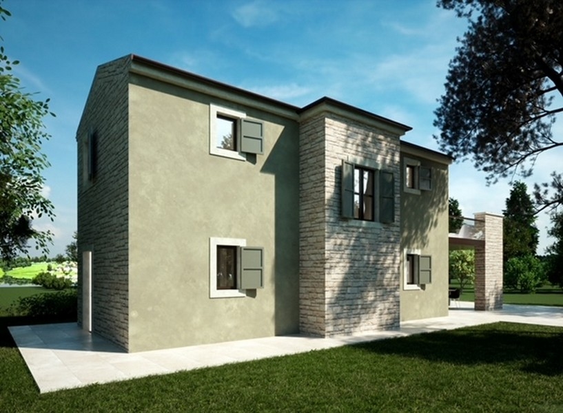 Zadná časť sivej nehnuteľnosti na Istrii s veľkými oknami a čiastočne dokončenou terasou.