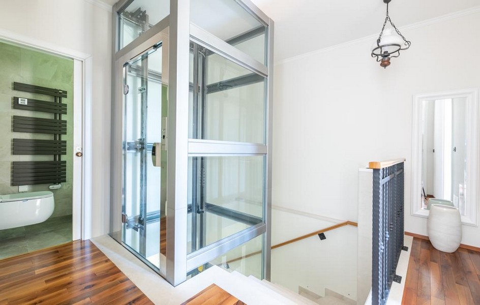 Kúpeľňa a výťah v luxusnej vile na Istrii na predaj.