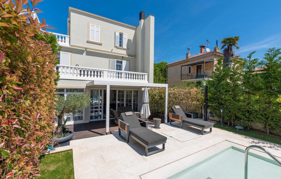 Zadný pohľad na luxusnú vilu na Istrii s bazénom a terasou na predaj.