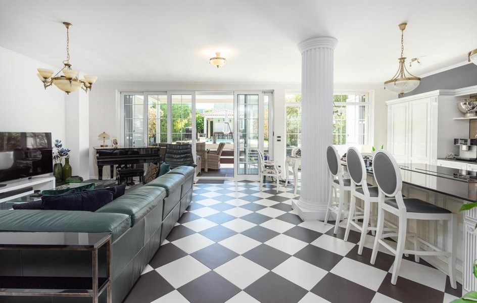 Elegantná obývacia izba s priamym vstupom na terasu v luxusnej vile na Istrii na predaj.