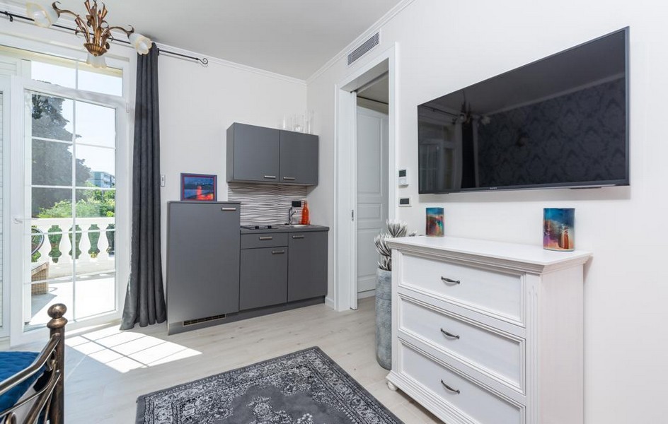 Moderná izba s TV a šatníkom v luxusnej vile na predaj na Istrii.