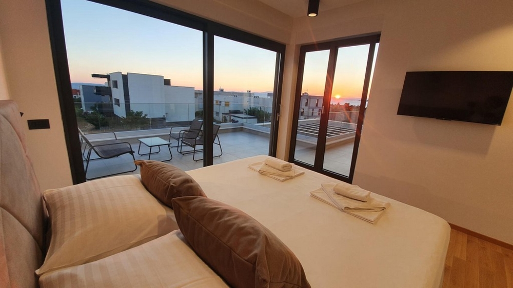 Opäť spálňa s TV a výhľadom na terasu.