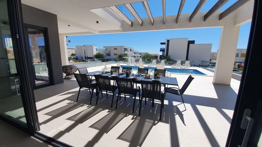 Vila s bazénom v Novalji na ostrove Pag na predaj - Panorama Skauting.