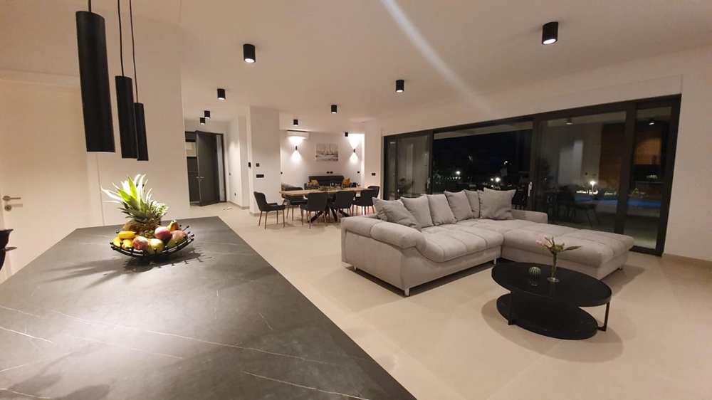 Obývacia izba nehnuteľnosti H2132 na ostrove Pag v Chorvátsku.