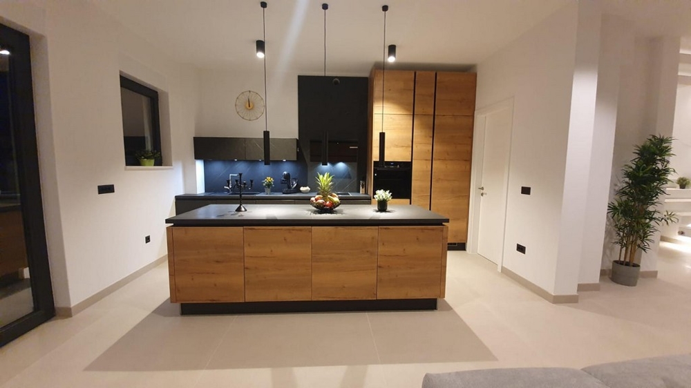 Moderná a kvalitná kuchyňa so vzhľadom dreva.