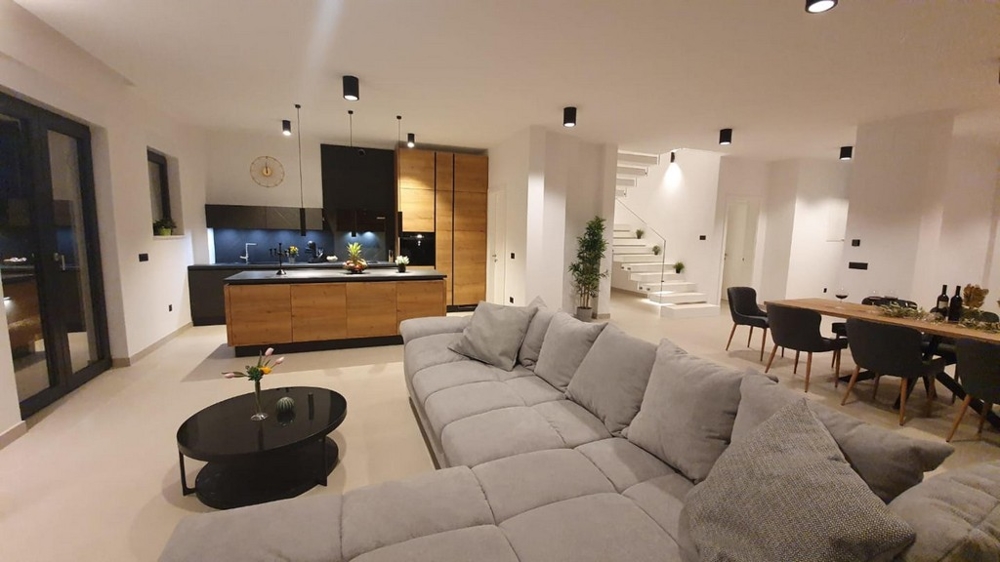 Pohľad z gauča do jedálne a kuchyne.