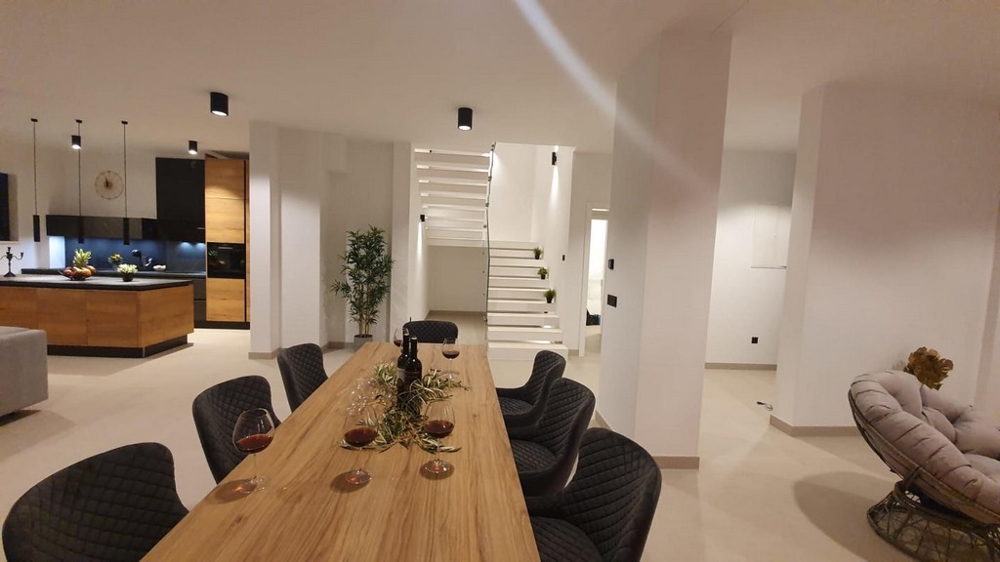 Pohľad z jedálenského stola do kuchyne vily H2132, ktorá je na predaj v Novalji.
