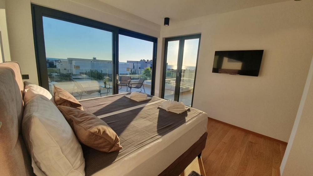 Spálňa a výhľad na priestrannú terasu.