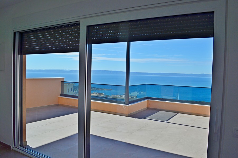 Strešná terasa s krásnym výhľadom na more nehnuteľnosti H2147 v Makarskej.