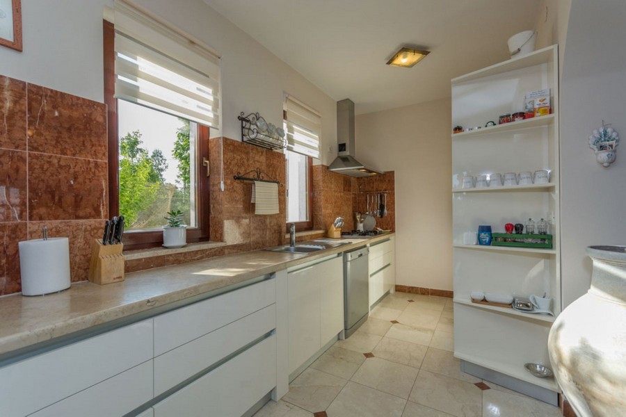 Moderná kuchyňa nehnuteľnosti H2272.