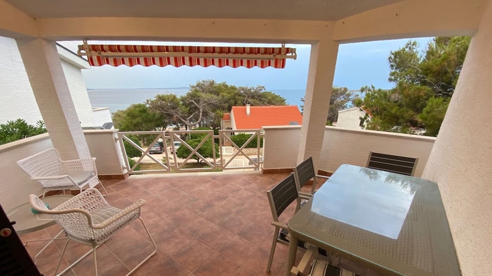 Terasa s výhľadom na more nehnuteľnosti H2344, ktorá je na predaj v Chorvátsku v regióne Ostrov Pag - Panorama Skauting.