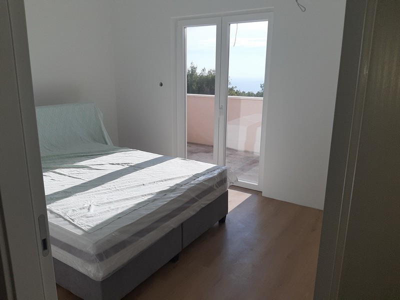 Na tomto obrázku môžete vidieť atraktívnu a pohodlnú spálňu nehnuteľnosti H2356, ktorá je na predaj v Opatiji.