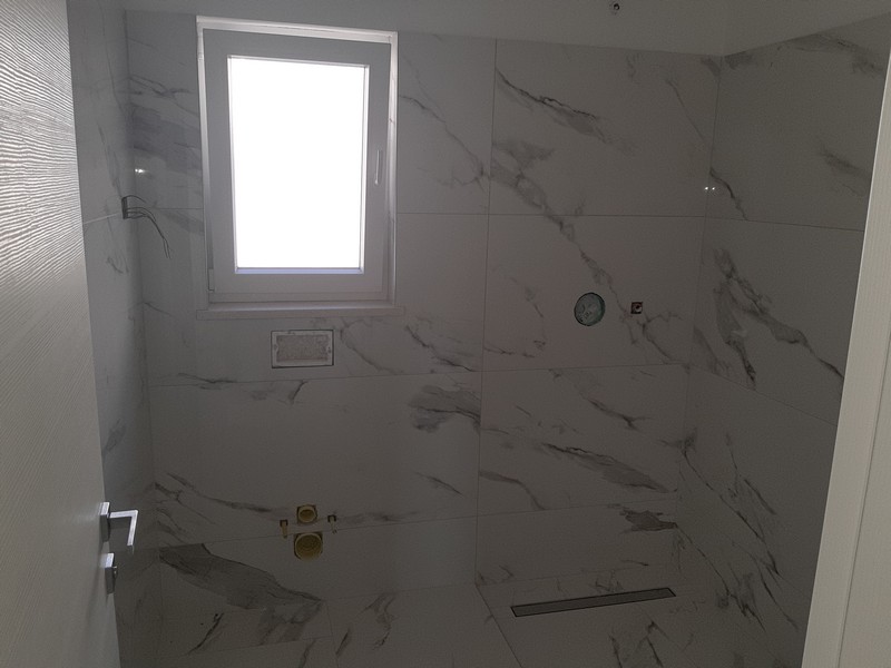 Na tomto obrázku môžete vidieť atraktívnu a pohodlnú kúpeľňu nehnuteľnosti H2356, ktorá je na predaj v Opatiji.