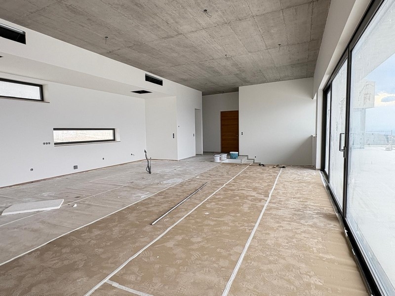 Obývačka v nedokončenom stave.