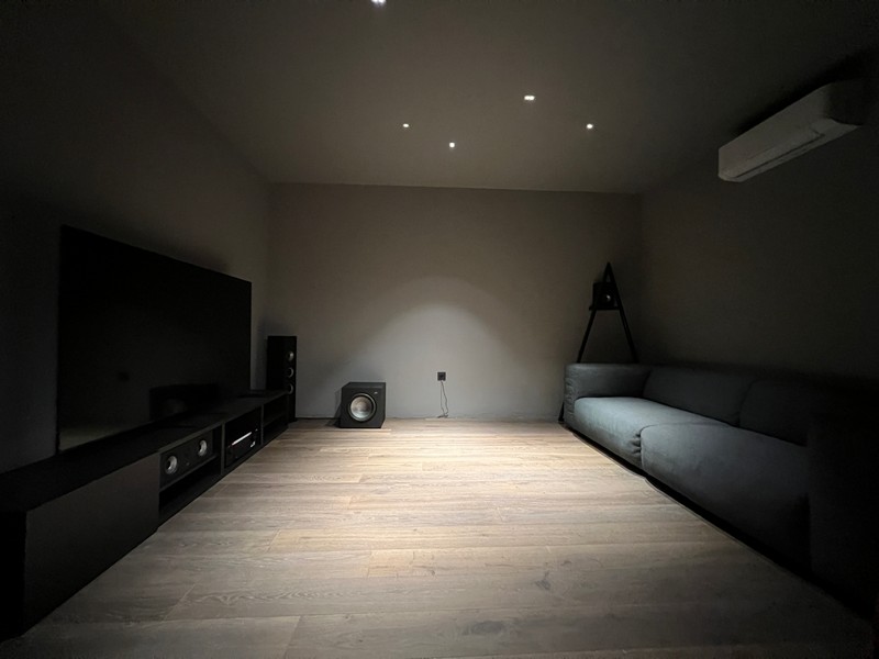 Kino v suteréne vily H2383 v Rijeke, Chorvátsko.