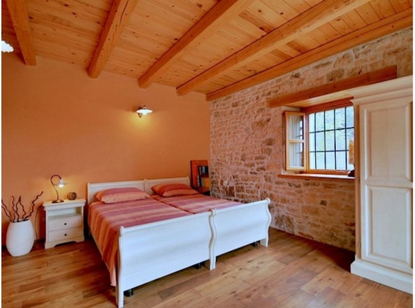 Na tomto obrázku môžete vidieť atraktívnu a pohodlnú spálňu nehnuteľnosti H2393, ktorá je na predaj v Poreči.