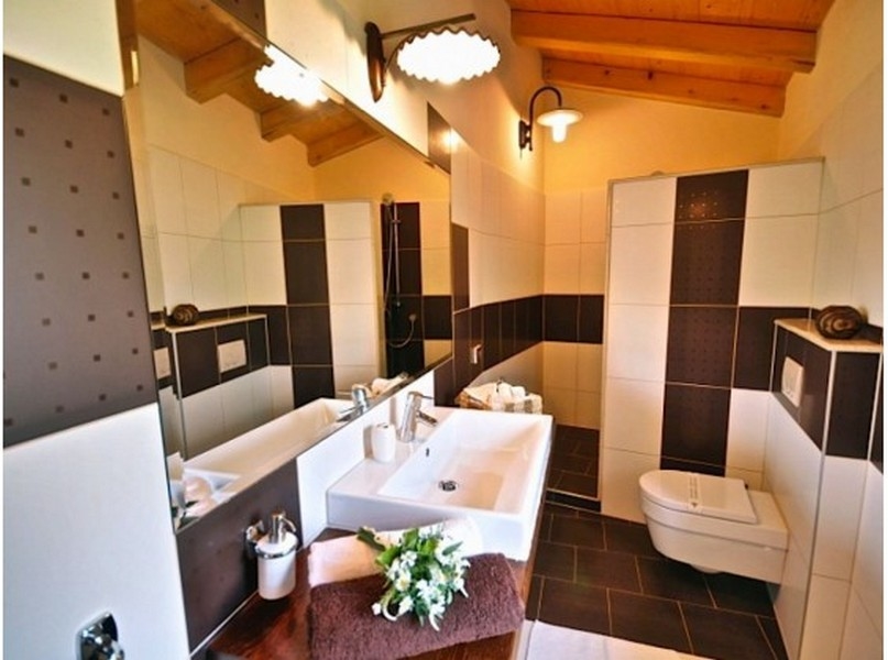 Na tomto obrázku môžete vidieť atraktívnu a pohodlnú kúpeľňu nehnuteľnosti H2393, ktorá je na predaj v Poreči.