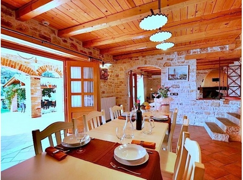 Letná kuchyňa s grilom objektu H2393, ktorý je na predaj v Chorvátsku - Panorama Skauting.