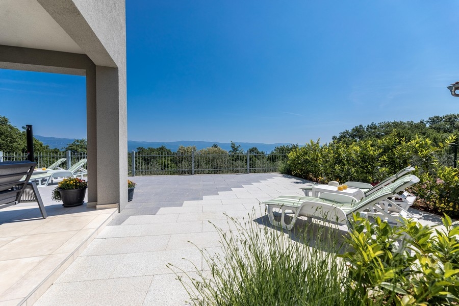 Terasa pozemku H2400 s krásnym výhľadom na more.