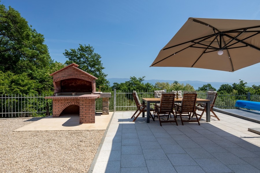 Terasa s bazénom a grilom.