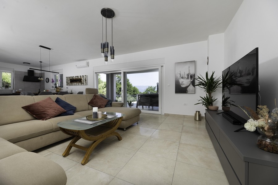 Moderne zariadená obývacia izba vily H2400. Nehnuteľnosti Chorvátsko - Panorama Skauting.