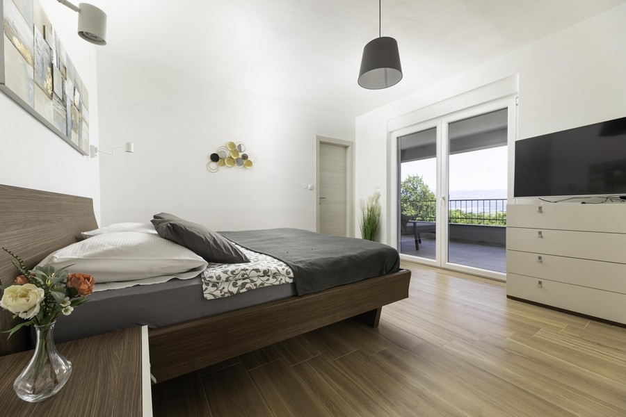 Na tomto obrázku môžete vidieť atraktívnu a pohodlnú spálňu nehnuteľnosti H2400, ktorá je na predaj na ostrove Krk.