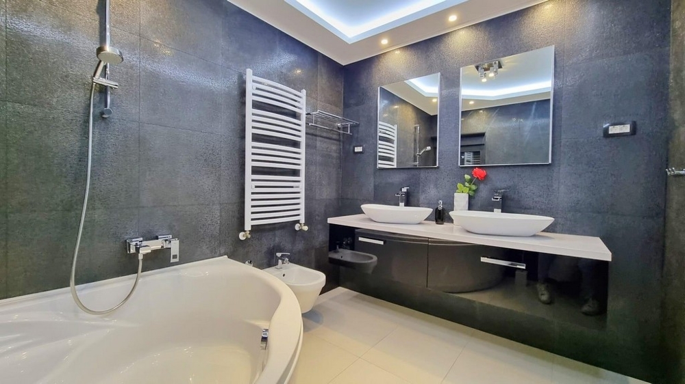 Moderná vila s bazénom a zariadená