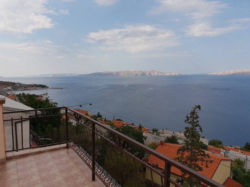 Penzión s výhľadom na more a hlavnou budovou