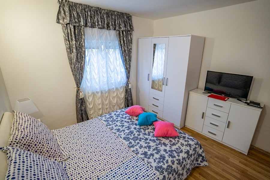 Priestranný dom s veľkou terasou a grilom