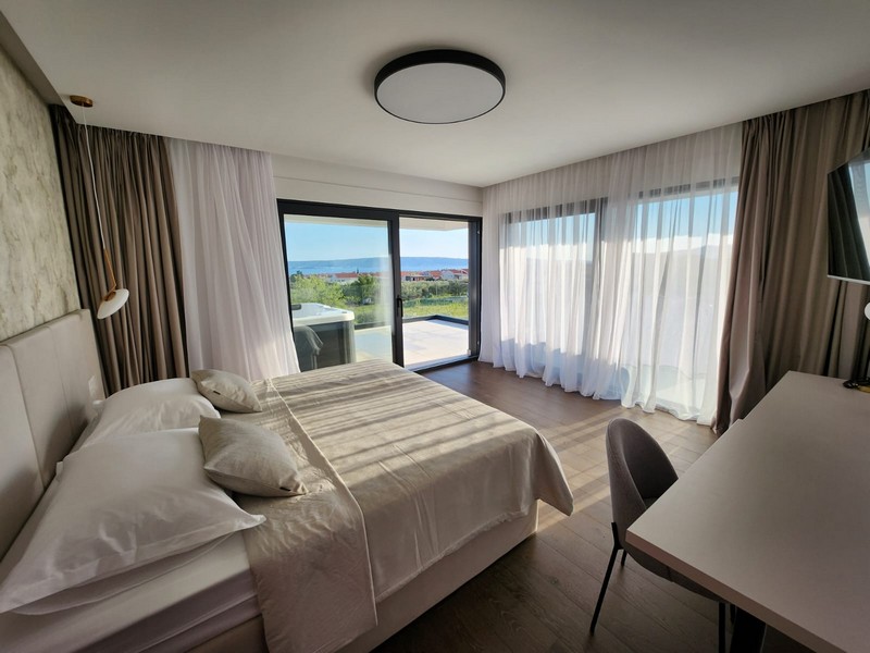 Spálňa s výhľadom na more.