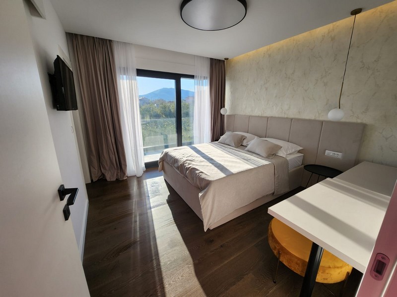 Moderná spálňa s manželskou posteľou.