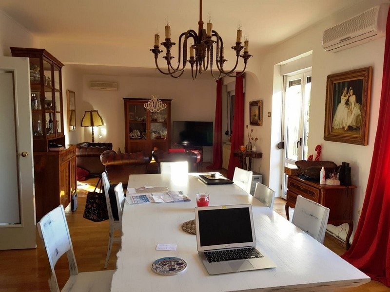 Priestranný dom s veľkou terasou a grilom