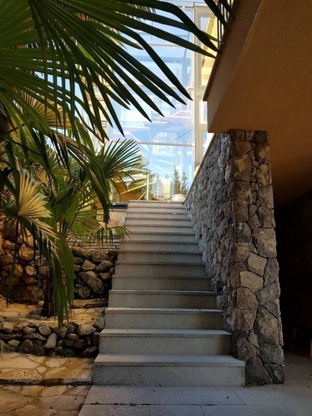 Samostatne stojaci dom vo výbornej lokalite s bazénom a zeleňou