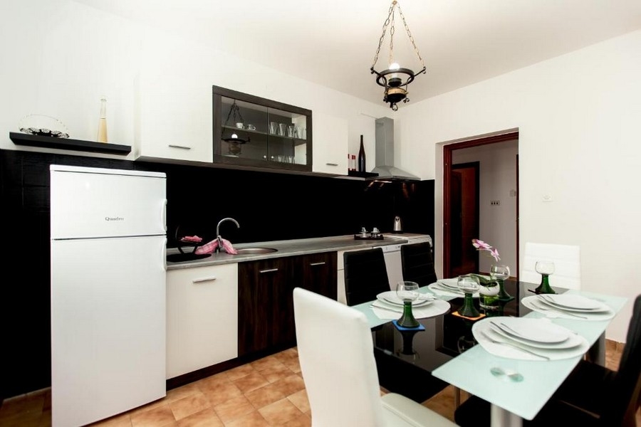 Veľká nehnuteľnosť s krásnym bytovým domom