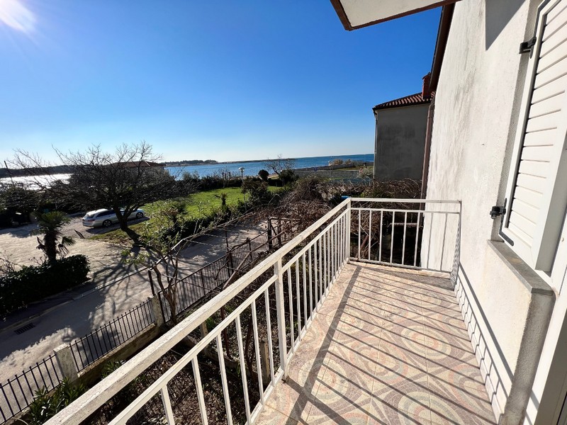 Výhľad na more z druhého poschodia domu H2438 na Istrii, Chorvátsko.