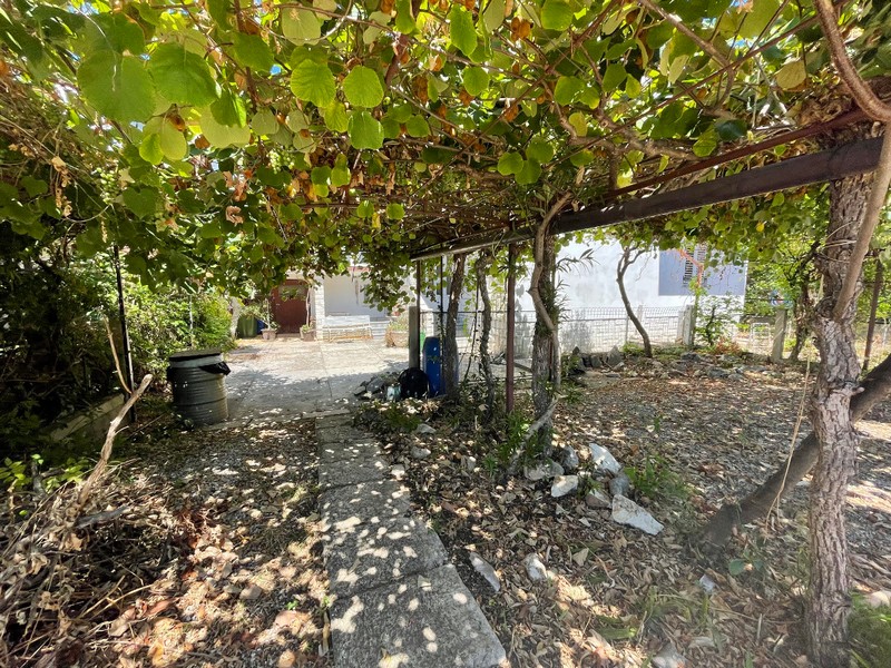 Záhrada a kryté parkovacie státie.