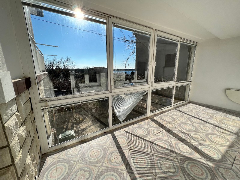 Výhľad na more z horného poschodia.