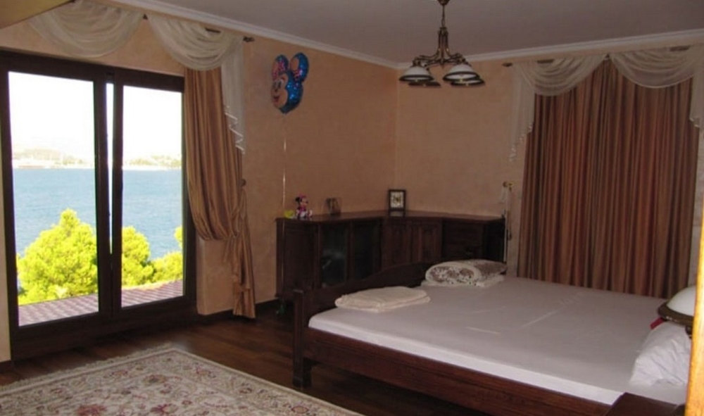 Spálňa s výhľadom na more.