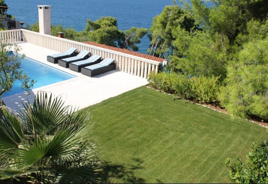 Bazén a výhľad na more - nehnuteľnosti v Chorvátsku.
