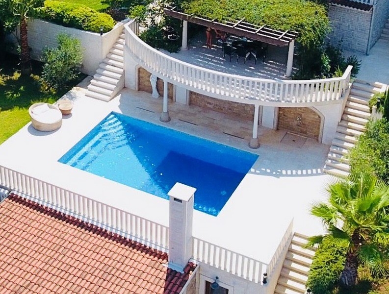 Bazén a slnečná terasa nehnuteľnosti H2444, ktorá je na predaj na ostrove Čiovo v Chorvátsku.