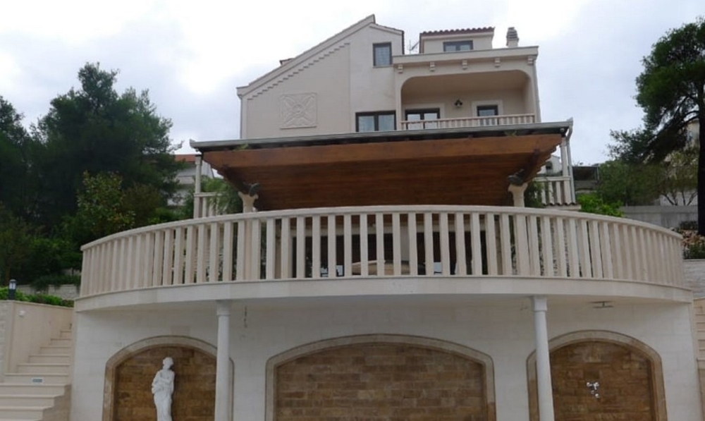 Vila H2444 v čelnom pohľade.