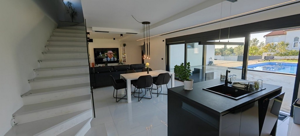 Obývacia časť a výhľad na schodisko vedúce na poschodie.