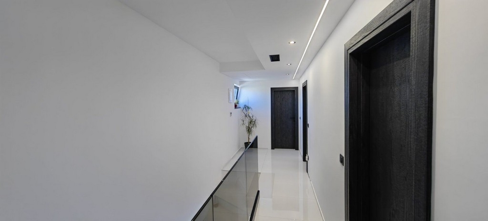 Chodba na hornom poschodí vily H2445.