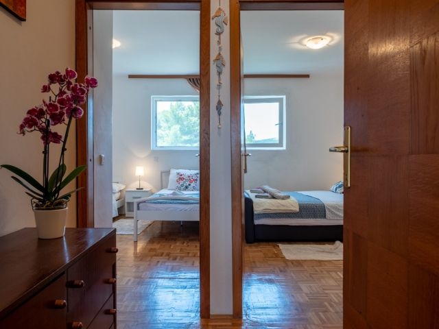 Svetlý apartmánový dom len 40 m od mora