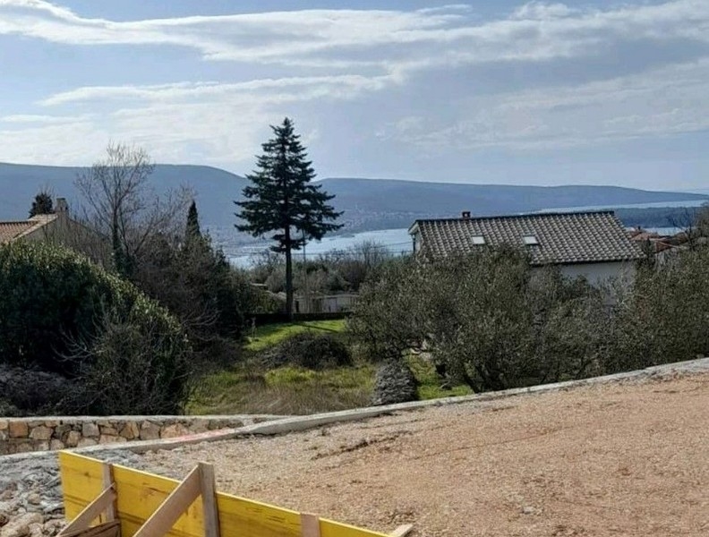 Výhľad na more zo staveniska nehnuteľnosti H2469, na predaj na ostrove Krk v Chorvátsku.