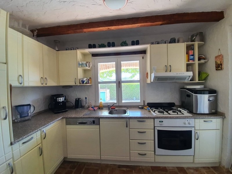 Plne vybavená a svetlá kuchyňa