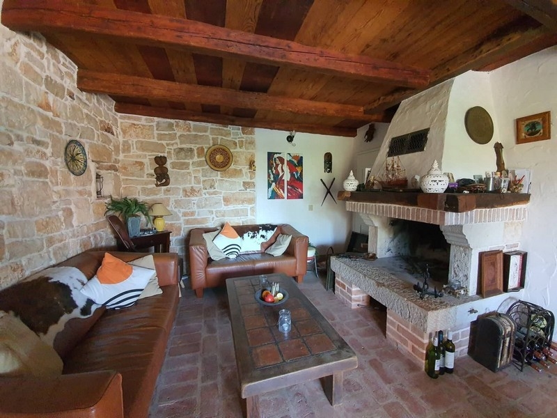 Obývacia izba s krbom