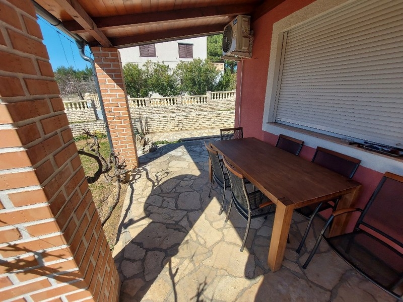 Jedálenský kút na krytej terase domu.