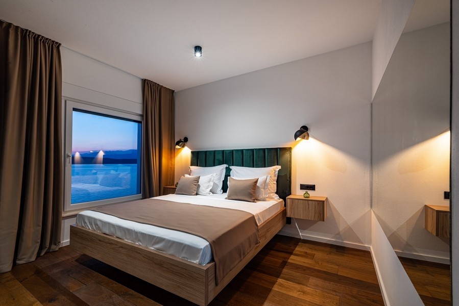 Spálňa s pohodlnou manželskou posteľou.